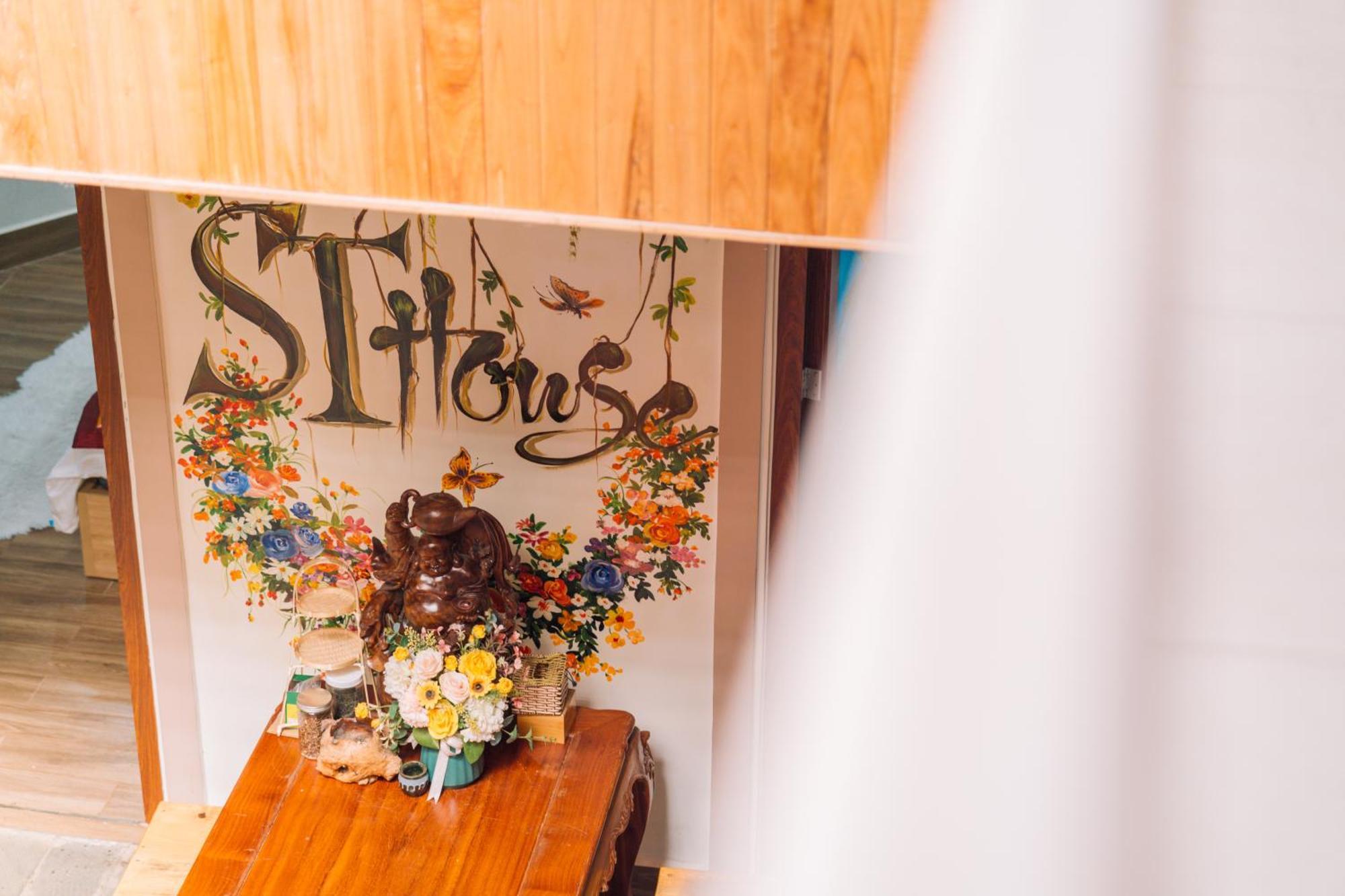 ホテル St House Dalat エクステリア 写真