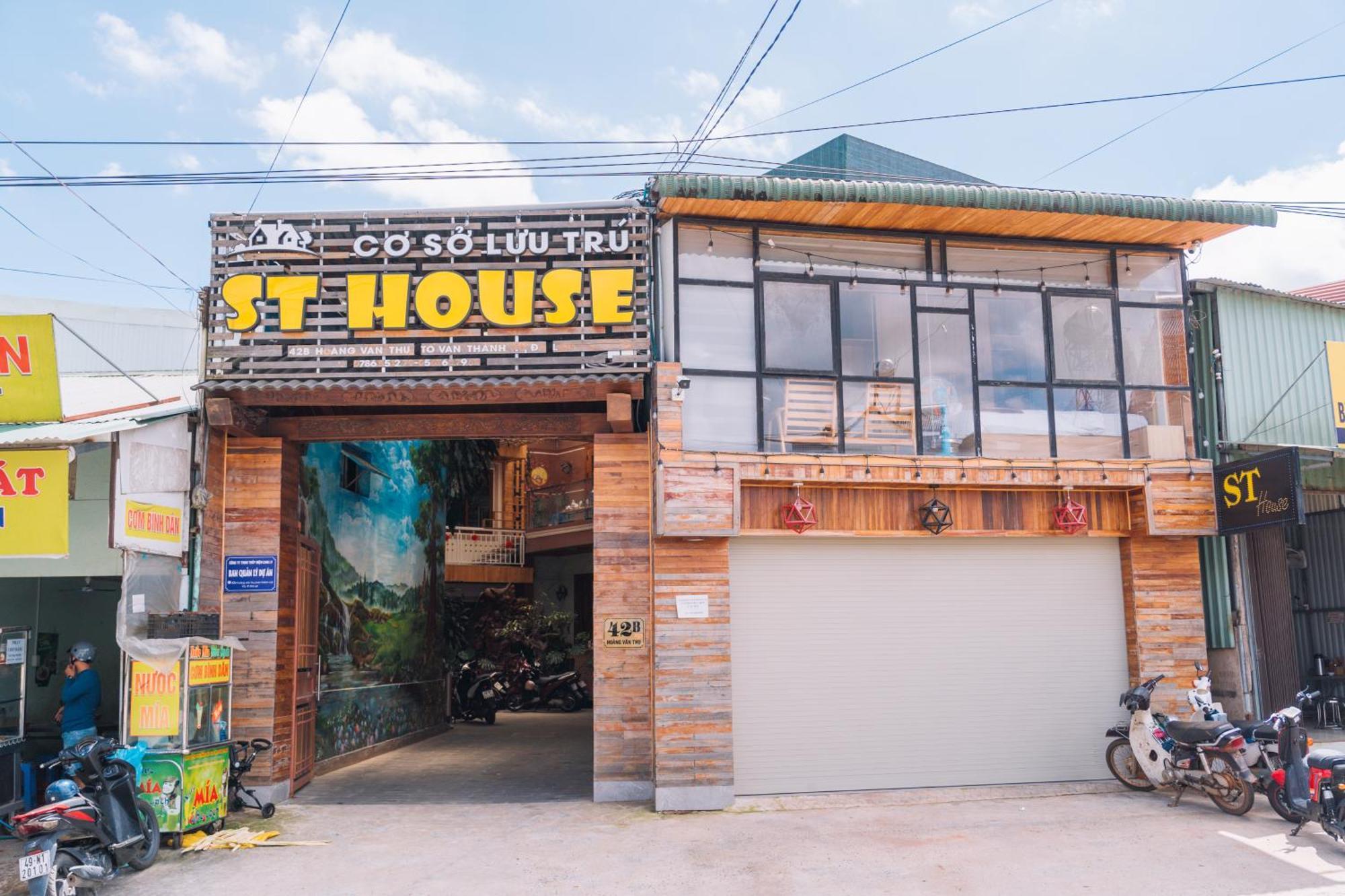 ホテル St House Dalat エクステリア 写真