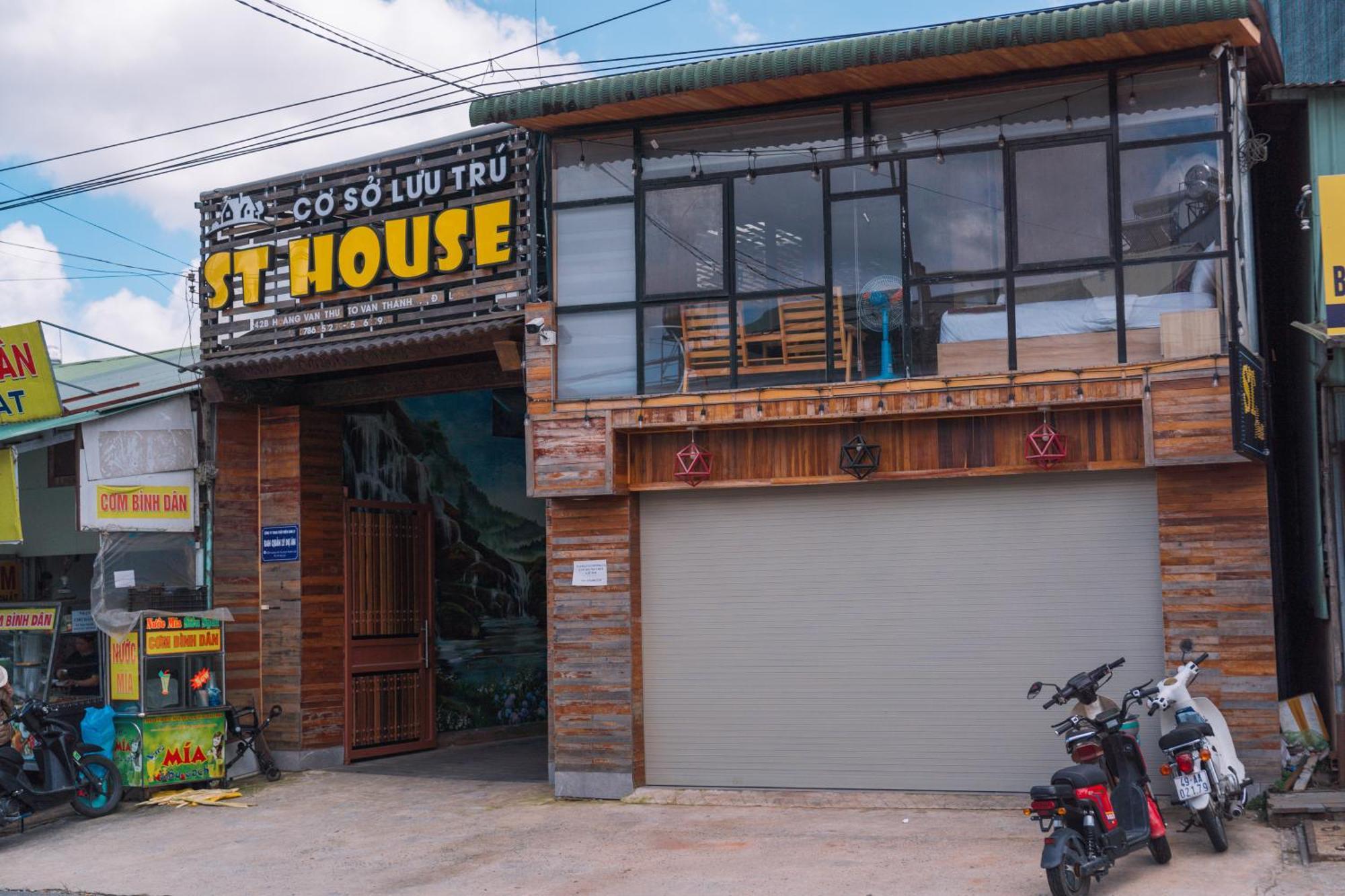 ホテル St House Dalat エクステリア 写真
